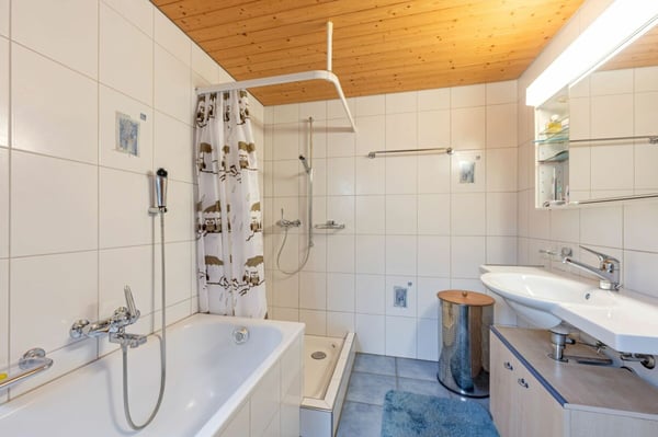 Wohnhaus mit zwei 2.5-Zimmer-Wohnungen und Entwicklungspotenzial im ruhigen Dorfkern von Remigen 5