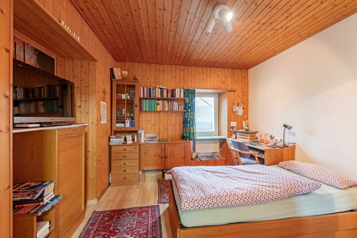 Baulandgrundstück über 1'758 m² mit Zweifamilienhaus und viel Entwicklungspotenzial im ruhigen Dorfkern von Remigen