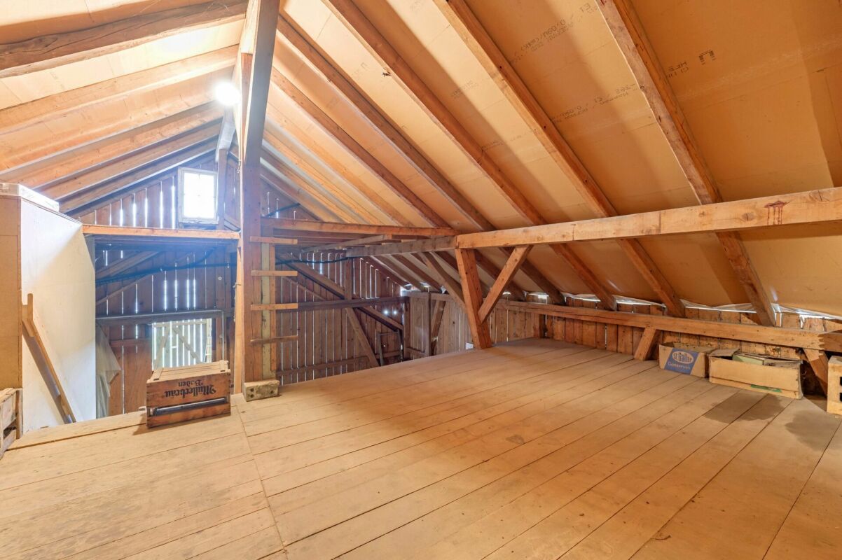 Baulandgrundstück über 1'758 m² mit Zweifamilienhaus und viel Entwicklungspotenzial im ruhigen Dorfkern von Remigen