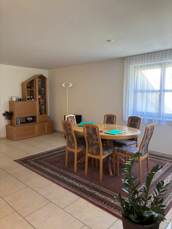 Grosszügige, sehr gepflegte 3.5-Zimmer-Wohnung mit sonnigem Balkon