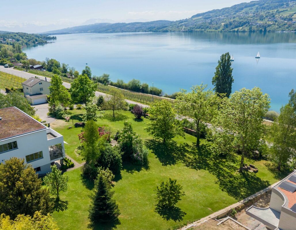 Exklusive Baulandparzelle mit 1'350 m2 in leichter Hanglage - unverbaubare Seesicht
