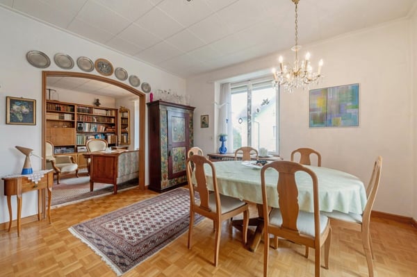 Sehr schönes, zentrales Zweifamilienhaus an ruhiger, bevorzugter Wohnlage mit separater Garagenparzelle 15