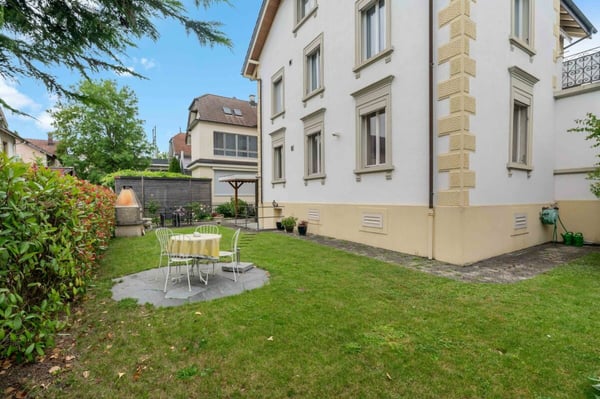 Sehr schönes, zentrales Zweifamilienhaus an ruhiger, bevorzugter Wohnlage mit separater Garagenparzelle 23