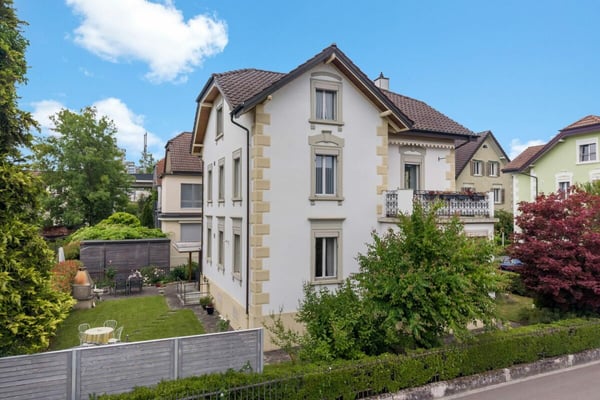 Sehr schönes, zentrales Zweifamilienhaus an ruhiger, bevorzugter Wohnlage mit separater Garagenparzelle 2