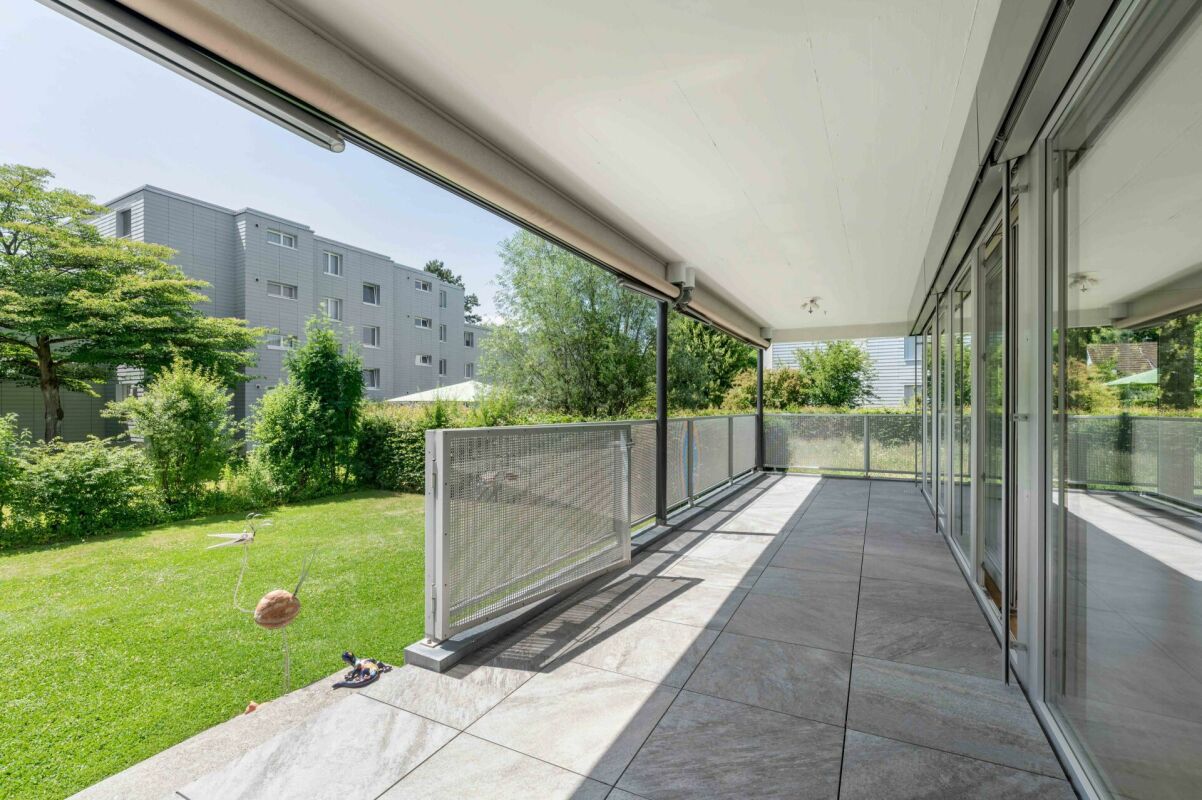 Grosszügige Erdgeschosswohnung mit grossem Garten im ruhigen und beliebten Wohnquartier 