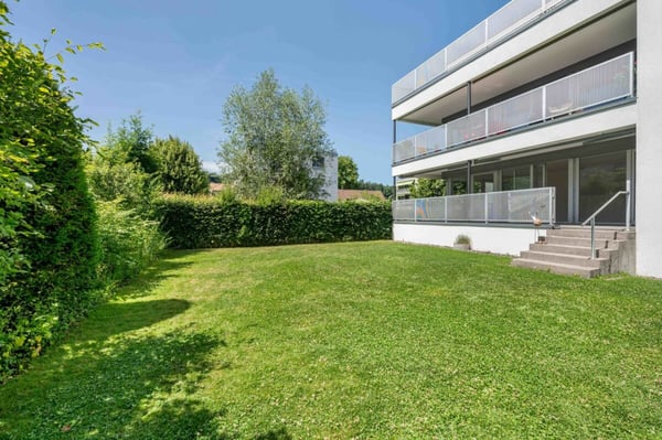 Grosszügige Erdgeschosswohnung mit grossem Garten im ruhigen und beliebten Wohnquartier
