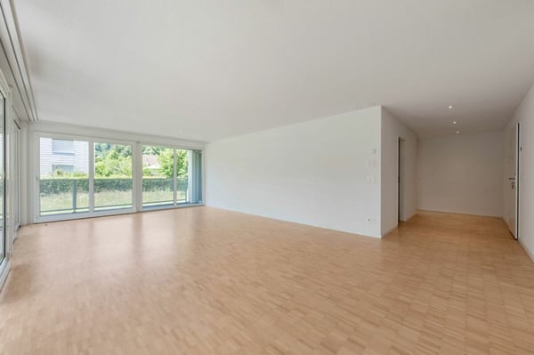 Grosszügige Erdgeschosswohnung mit grossem Garten im ruhigen und beliebten Wohnquartier