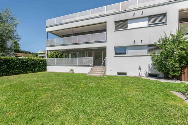 Grosszügige Erdgeschosswohnung mit grossem Garten im ruhigen und beliebten Wohnquartier 