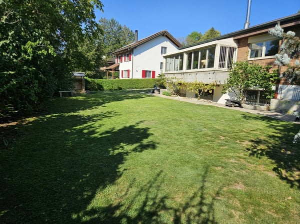 Freistehendes 5.5-Zimmer-Einfamilienhaus mit Nebenräumen à 35 m2 und Doppelgarage. 12