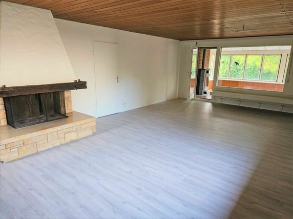Freistehendes 5.5-Zimmer-Einfamilienhaus mit Nebenräumen à 35 m2 und Doppelgarage. 3