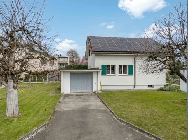 Freistehendes 5.0-Zimmer-Einfamilienhaus mit sanierter Gebäudehülle und Photovoltaikanlage