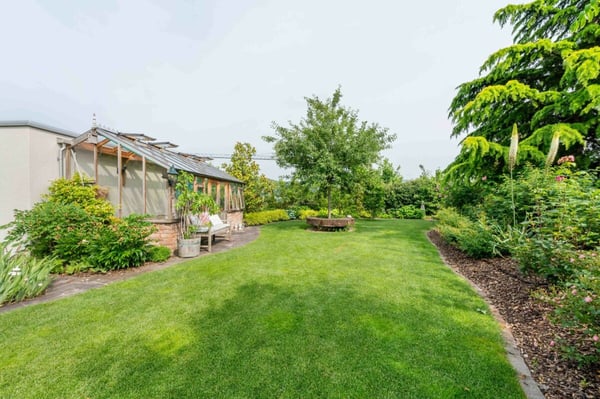 Architektonisches Unikat mit Pool, Liftanlage, vielseitigem Garten und sechs Autoabstellplätzen 15