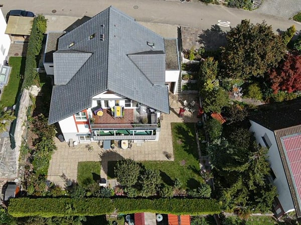 Hausteil mit grosszügiger Dachwohnung und Einliegerwohnung mit traumhafter Aussicht 2