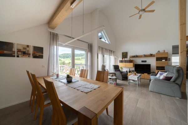 Hausteil mit grosszügiger Dachwohnung und Einliegerwohnung mit traumhafter Aussicht 4