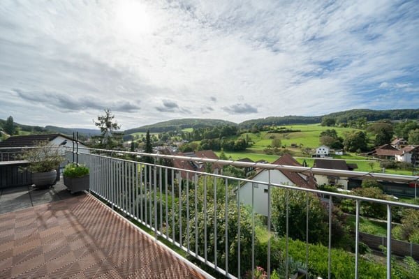 Hausteil mit grosszügiger Dachwohnung und Einliegerwohnung mit traumhafter Aussicht 1