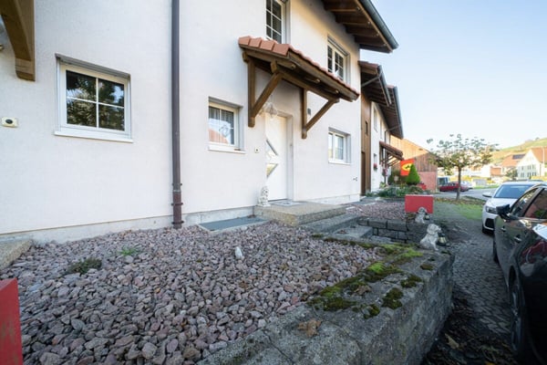 Charmante Doppeleinfamilienhaushälfte in Wil AG 1