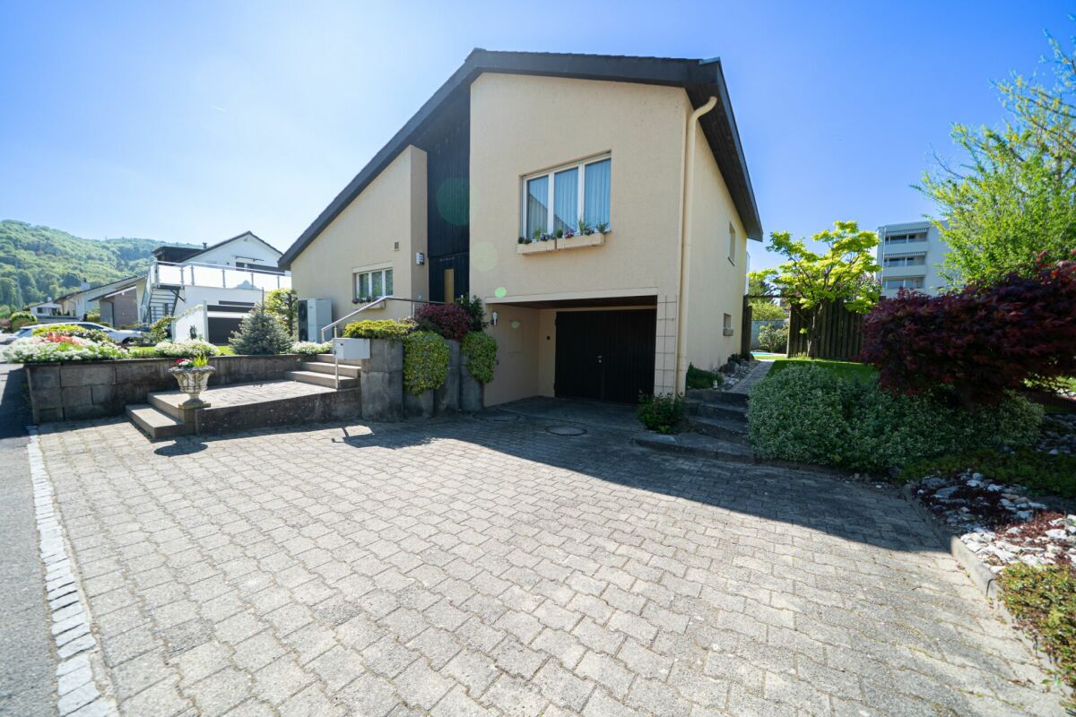 Wohnen mit Feriengefühl: Einfamilienhaus mit Pool und Wintergarten