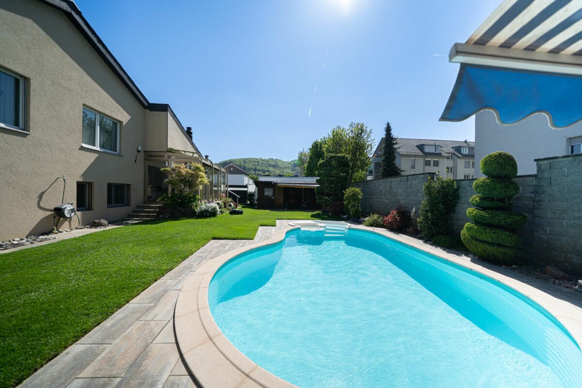 Wohnen mit Feriengefühl: Einfamilienhaus mit Pool und Wintergarten