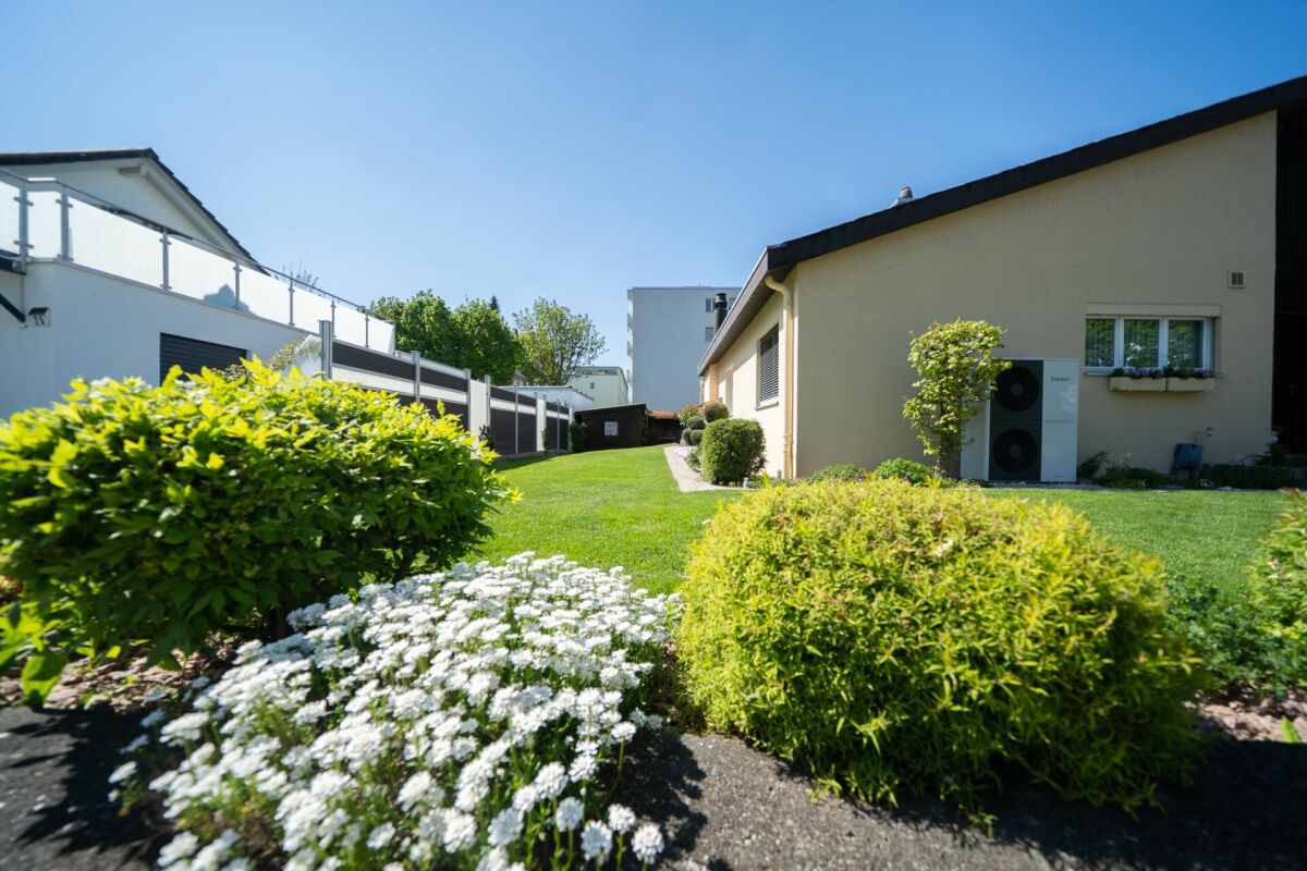 Wohnen mit Feriengefühl: Einfamilienhaus mit Pool und Wintergarten
