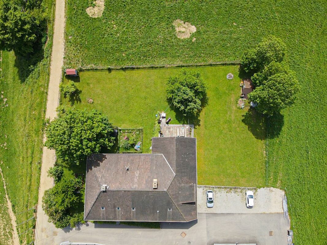 Wohnen im Grünen: Dreifamilienhaus mit Potenzial