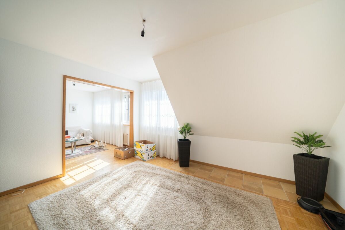 Grosszügiges Zweifamilienhaus mit Gartenparadies und Potenzial