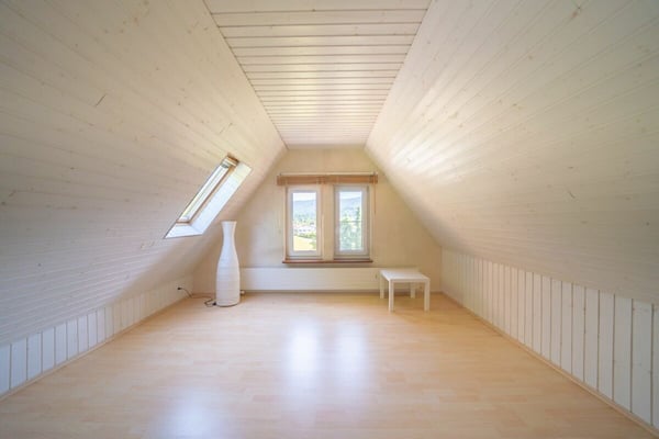 Grosszügiges Zweifamilienhaus mit Gartenparadies und Potenzial 12