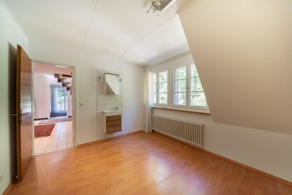 Grosszügiges Zweifamilienhaus mit Gartenparadies und Potenzial 11
