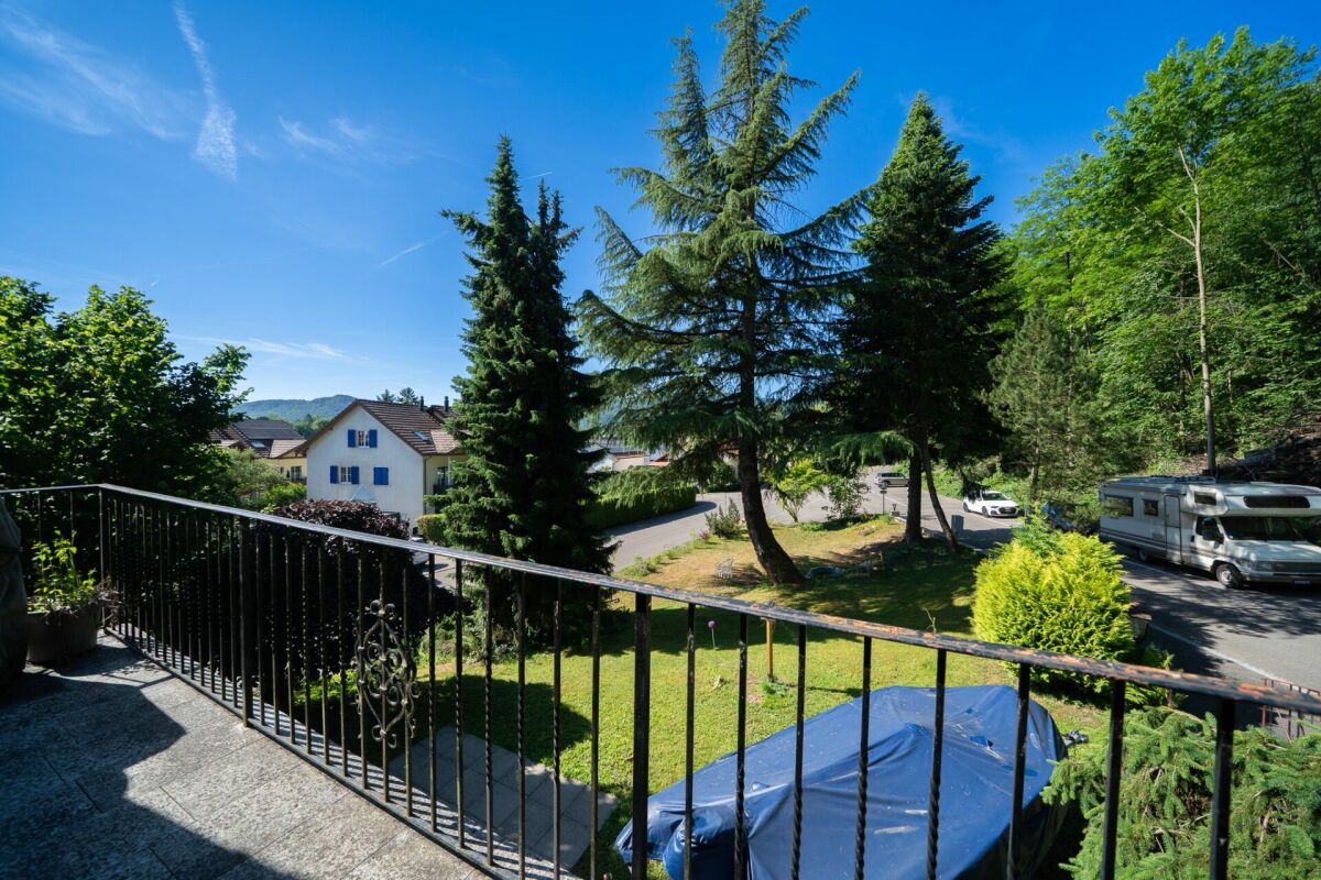Grosszügiges Zweifamilienhaus mit Gartenparadies und Potenzial