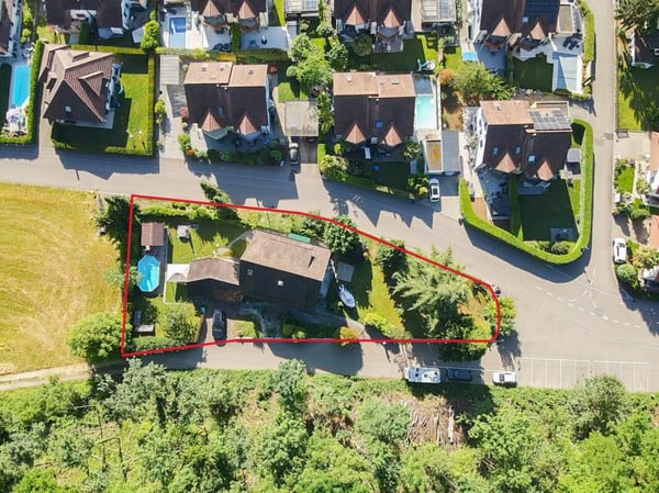Grosszügiges Zweifamilienhaus mit Gartenparadies und Potenzial 1
