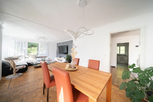 Grosszügiges Zweifamilienhaus mit Gartenparadies und Potenzial 5
