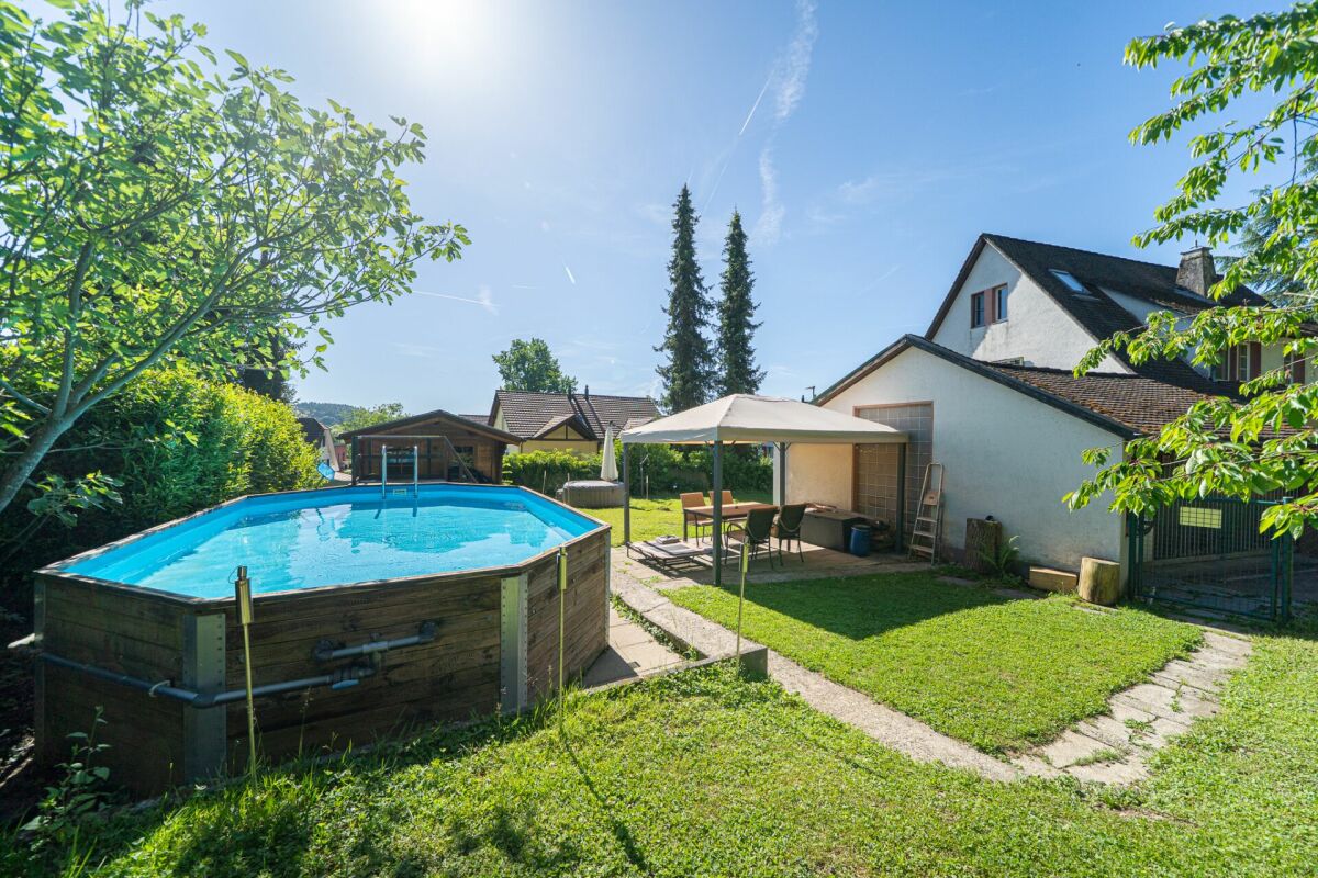 Grosszügiges Zweifamilienhaus mit Gartenparadies und Potenzial