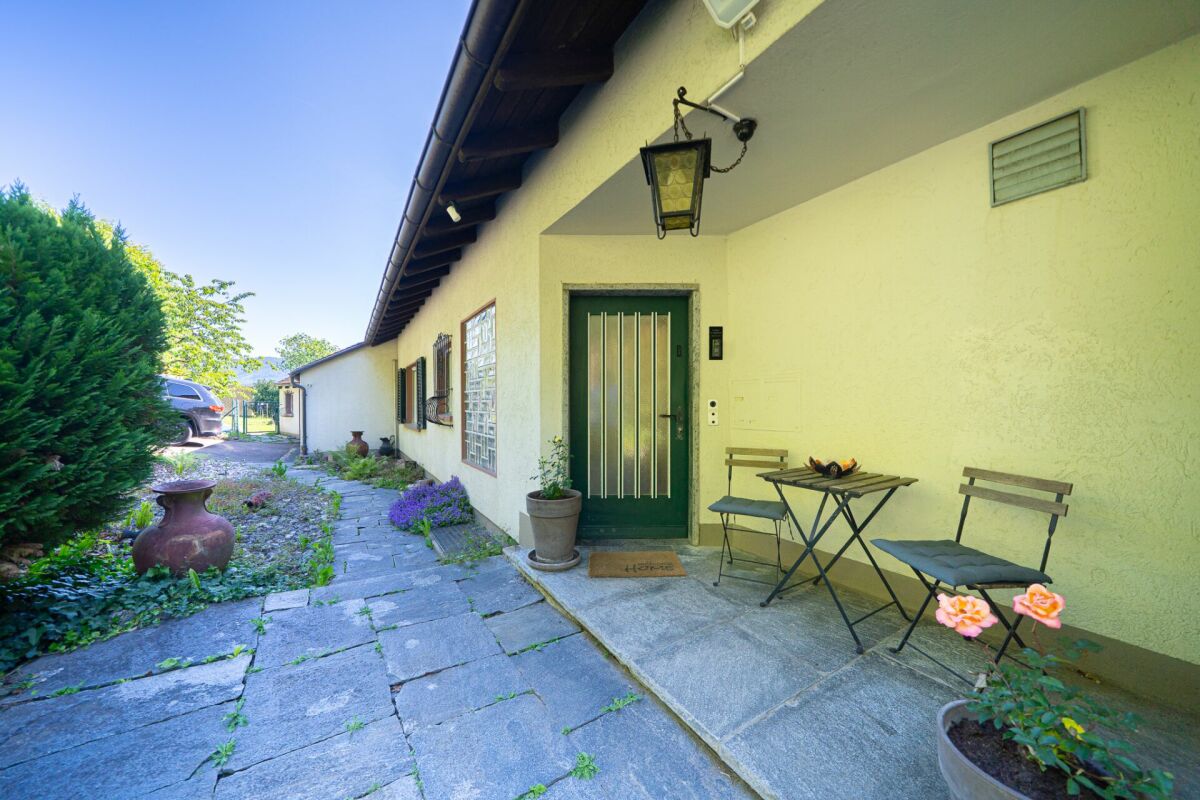 Grosszügiges Zweifamilienhaus mit Gartenparadies und Potenzial
