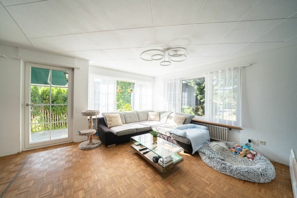 Grosszügiges Zweifamilienhaus mit Gartenparadies und Potenzial 6
