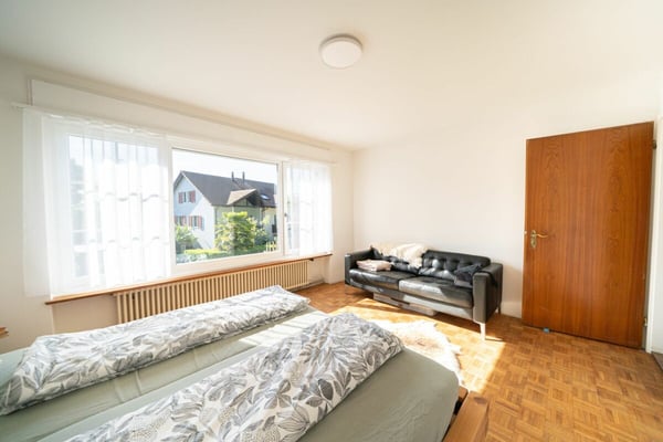 Grosszügiges Zweifamilienhaus mit Gartenparadies und Potenzial 7