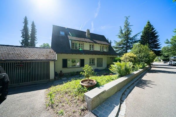 Grosszügiges Zweifamilienhaus mit Gartenparadies und Potenzial 2