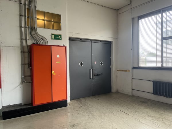 Helle Industriefläche mit LKW-Zufahrt & Warenlift 5