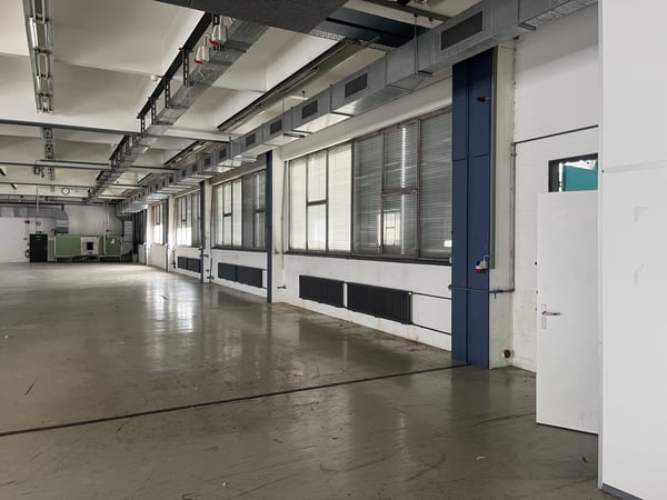 Helle Industriefläche mit LKW-Zufahrt & Warenlift 2
