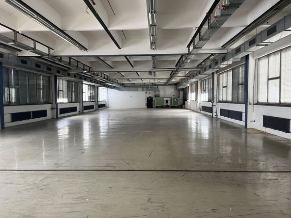 Helle Industriefläche mit LKW-Zufahrt & Warenlift 4