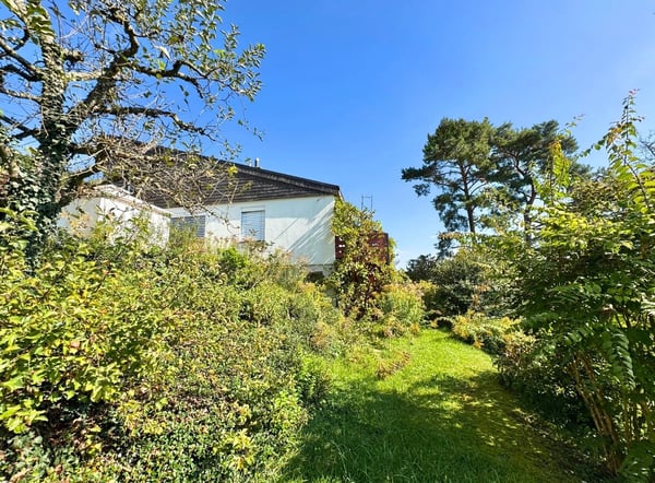 Parzelle (bebaubar) mit Panoramasicht, EFH renovationsbedürftig