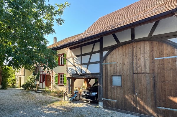 6.5 Zi. Riegelhaus mit grosser Scheune und Garten 1
