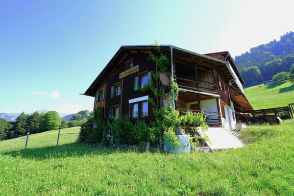 Bauernhaus mit Werkräumen, Stall und Garagenbox 6
