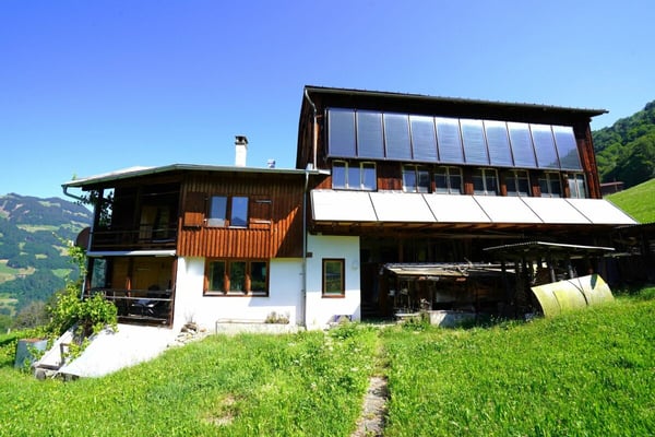 Bauernhaus mit Werkräumen, Stall und Garagenbox 1