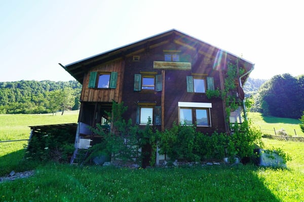 Bauernhaus mit Werkräumen, Stall und Garagenbox 2