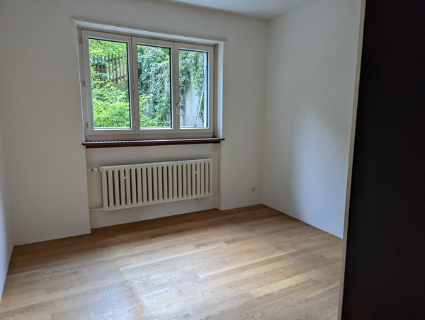 Moderne 2.5-Zimmer-Wohnung mit Sitzplatz an zentraler Lage in Zürich 9