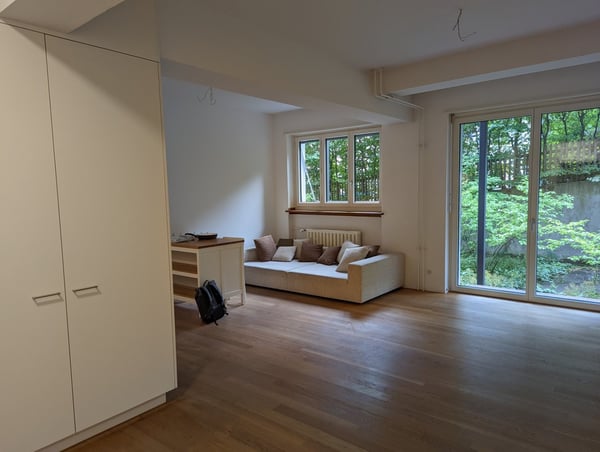 Moderne 2.5-Zimmer-Wohnung mit Sitzplatz an zentraler Lage in Zürich 5