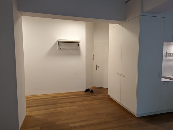 Moderne 2.5-Zimmer-Wohnung mit Sitzplatz an zentraler Lage in Zürich 4