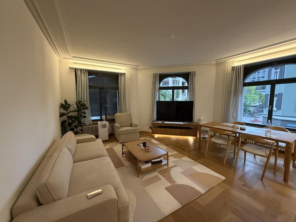 Exklusive 2.5-Zimmer-Altbauwohnung mit historischem Charme und modernstem Ausbaustandard  im Herzen von Zürich 2