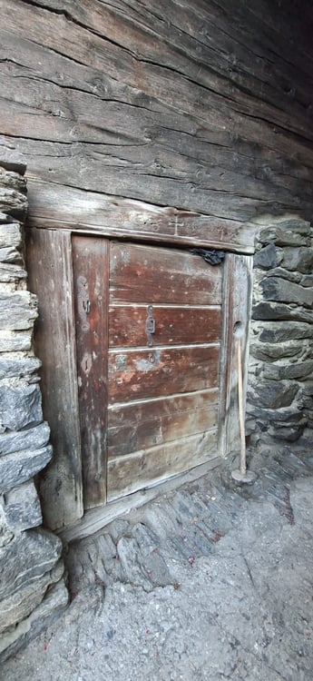 Walliser Keller mit Carnotzetinhalt 1