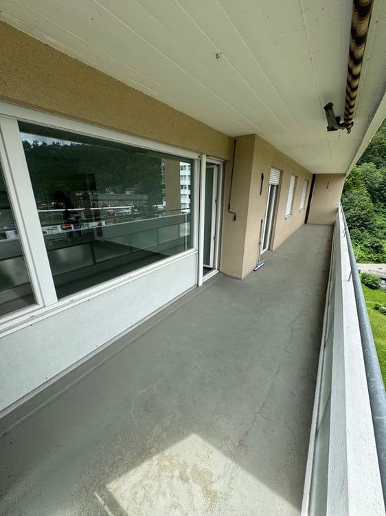 Zu Vermieten grosse helle 1.5 Wohnung im 8 Stock 3