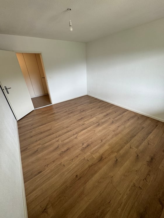 Zu Vermieten grosse helle 1.5 Wohnung im 8 Stock 5